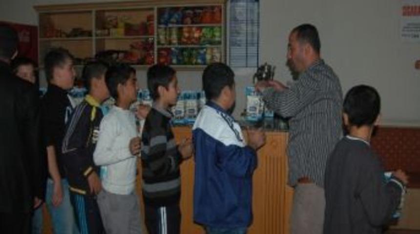 Gen&ccedil;ler Polis Amcalarıyla Film İzledi