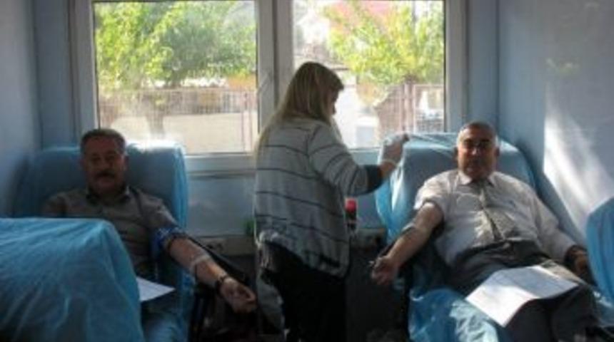 Salihli'de &Ouml;rnek Kan Bağışı Kampanyası