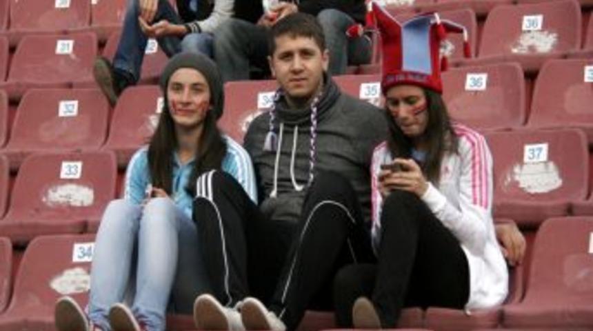 Trabzonspor Taraftarı, Takımını Yalnız Bırakıyor