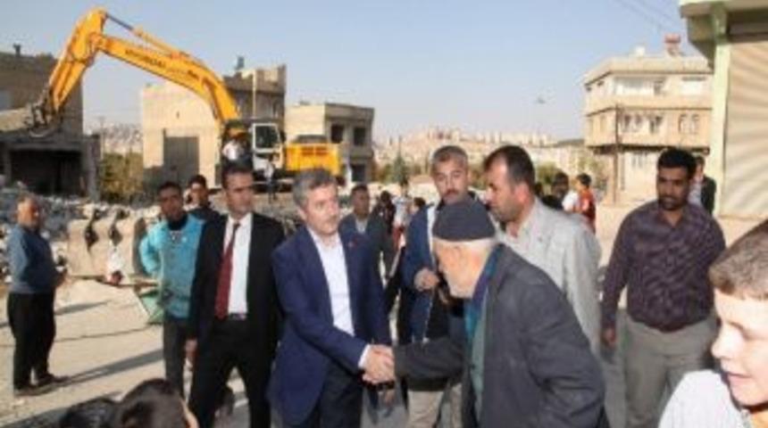 Başkan Tahmazoğlu, Kentsel D&ouml;n&uuml;ş&uuml;m Alanında Yıkım Yaptı