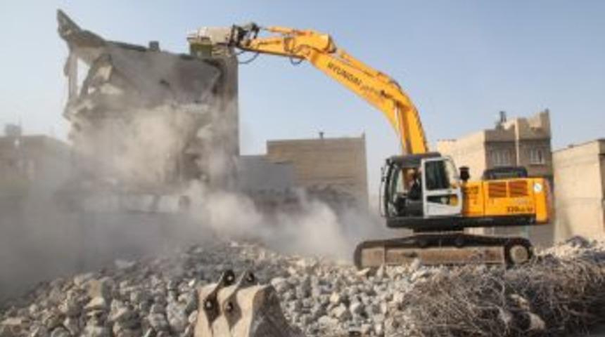 Belediye Başkanı, Kentsel D&ouml;n&uuml;ş&uuml;m Alanında Yıkım Yaptı