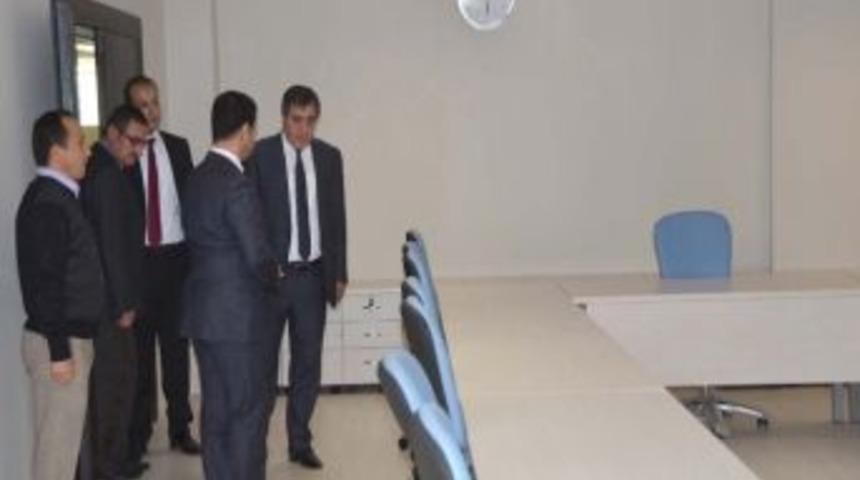 Vali K&uuml;&ccedil;&uuml;k &Ccedil;evre Ve Şehircilik İl M&uuml;d&uuml;rl&uuml;ğ&uuml; Binasını Gezdi