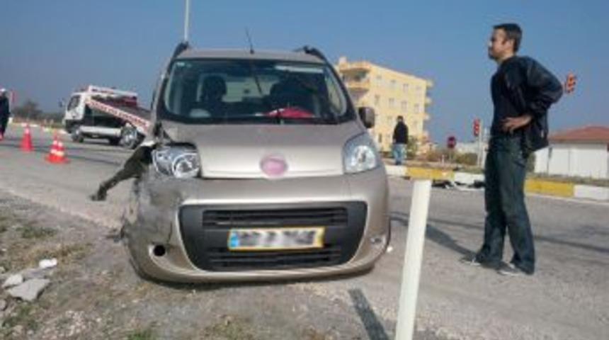 Kırkağa&ccedil;'ta Cankurtaranla Hafif Ticari Ara&ccedil; &Ccedil;arpıştı