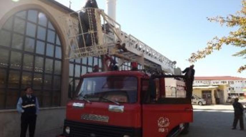 İtfaiyeden Kedi Kurtarma Operasyonu