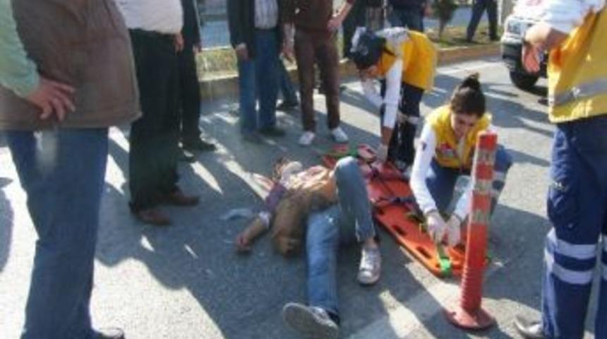 Motosiklet Yayaya &Ccedil;arptı: 2 Yaralı