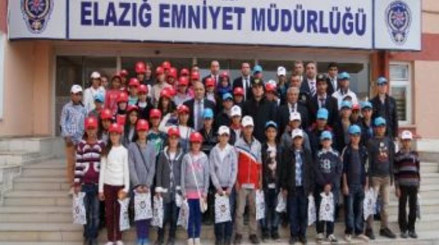 Elazığ Polisi &Ccedil;ocukları Sevindirdi