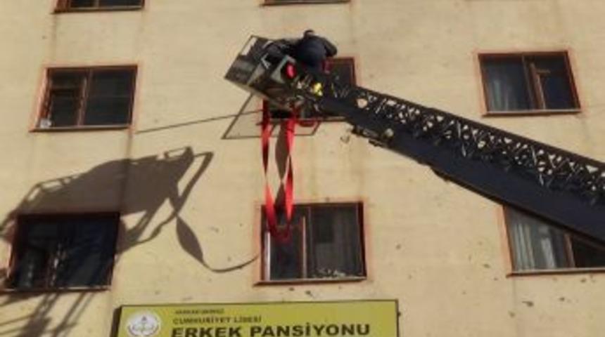 Hakkari'de &Ouml;ğrenci Pansiyounda &Ccedil;ıkan Yangın Kontrol Altına Alındı