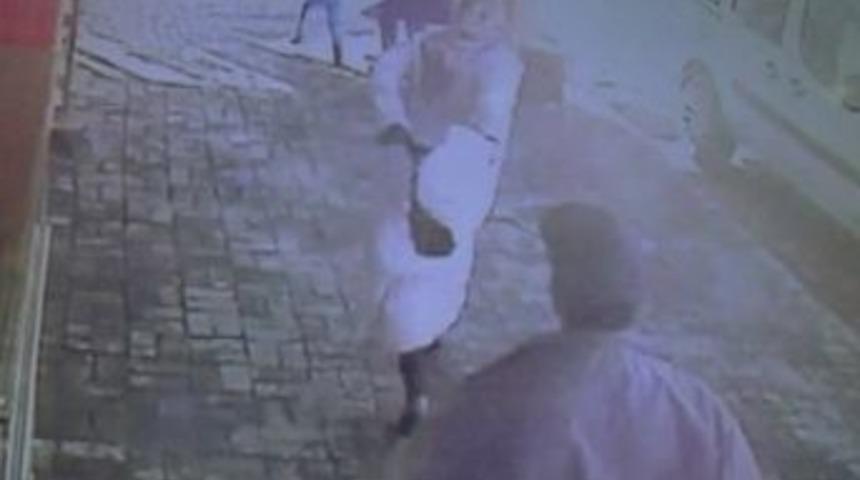 Eşini bı&ccedil;akla yaraladı