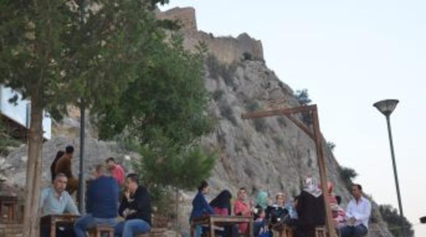 Vatandaşlar Hafta Sonunu Sosyal Tesislerde Değerlendiriyor