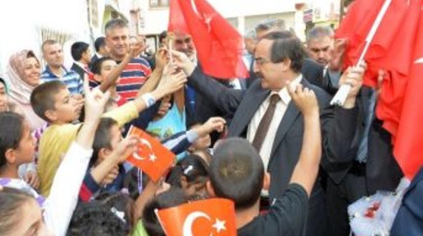 Vali Coş&rsquo;un Bayrak Hassasiyeti