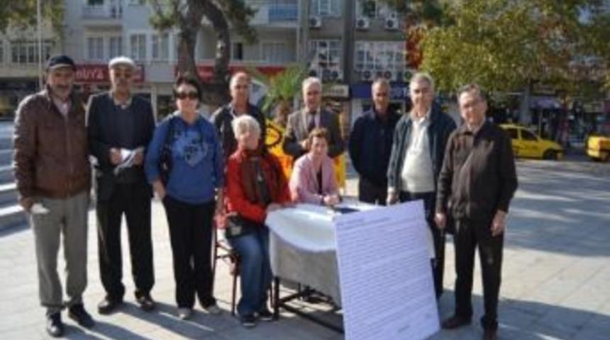Burhaniye&rsquo;de Emeklilerden İmza Kampanyası