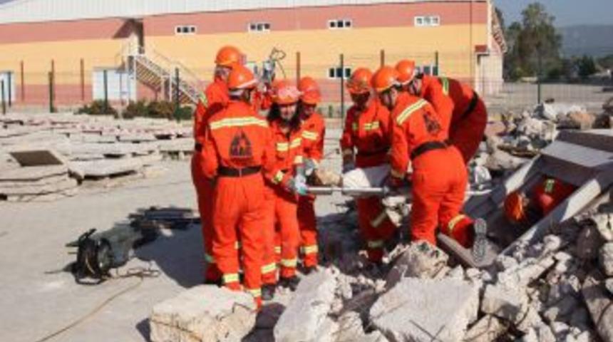 İzmir Narlıdere'nin Mahalle Afet G&ouml;n&uuml;ll&uuml;leri Eğitimlerini Tamamladı