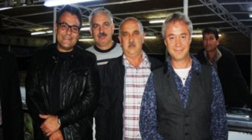 Ayvalık&rsquo;ta Mesut Yar Ve Metin Uca&rsquo;ya Sevgi Seli