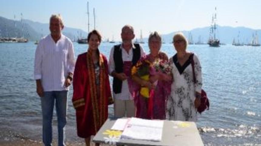 Alman &Ccedil;ift Sahilde Evlendi