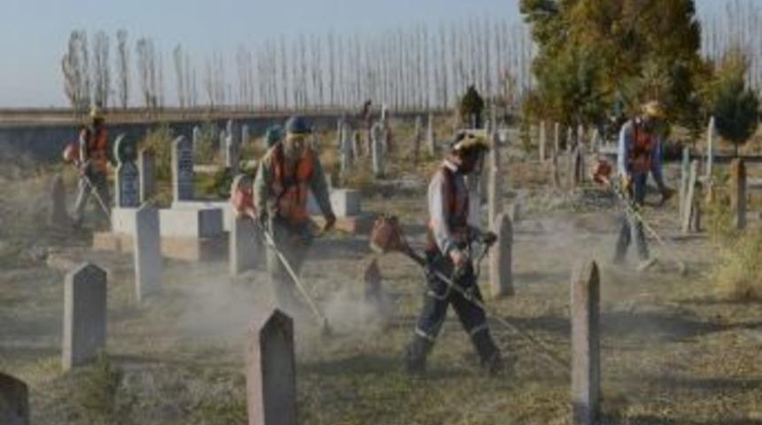 İl&ccedil;e Ve Beldelerdeki 529 Mezarlıkta D&uuml;zenleme &Ccedil;alışması