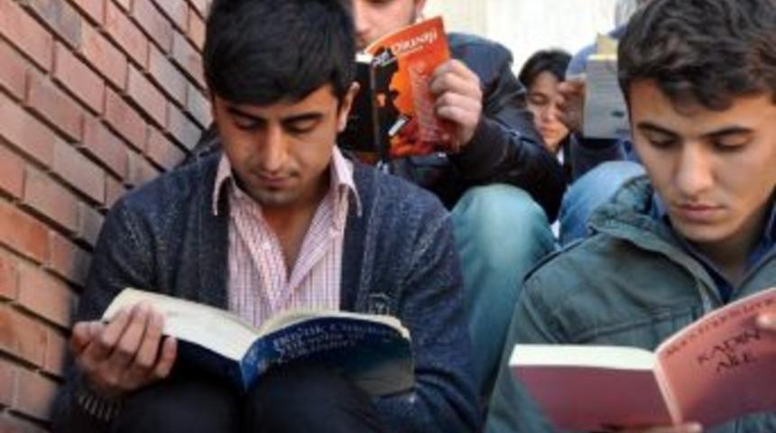 &Ouml;ğrenciler Kitap Okuyarak Protesto Eylemi D&uuml;zenledi