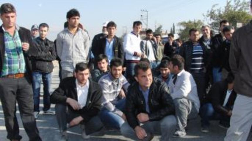 Aksu Mahallesi Sakinleri Adana Otoyolu &Uuml;zerinde Oturma Eylemi Yaptı