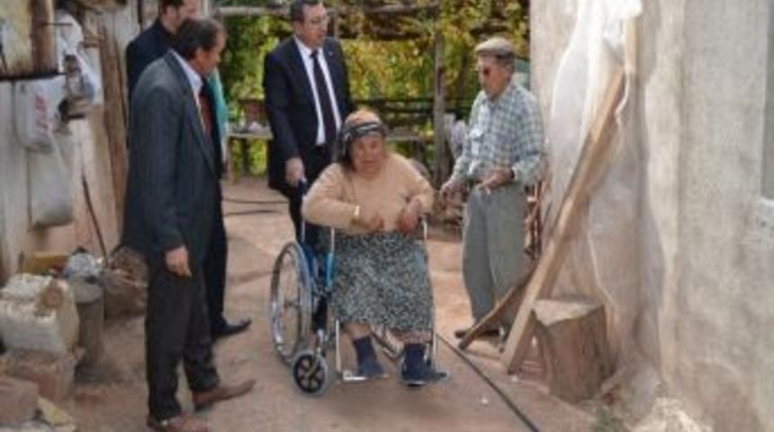 Kale&rsquo;de Engelli Vatandaşa Tekerlekli Sandalye