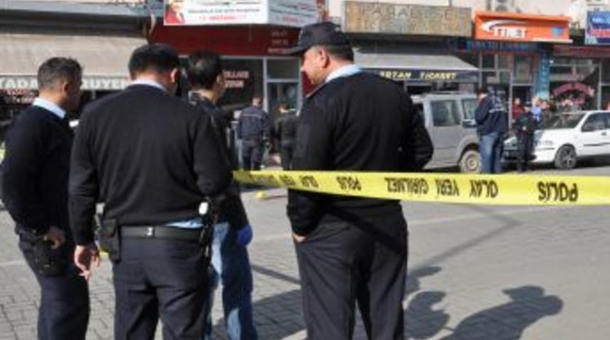 Tartıştığı Eşini Bı&ccedil;akla Yaraladı