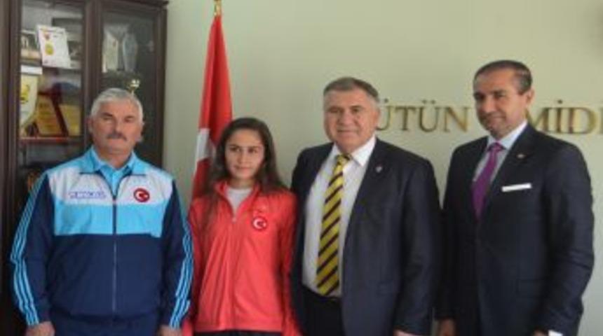 Gamzeg&uuml;l Kızıldağ, Madalyaya Doymuyor