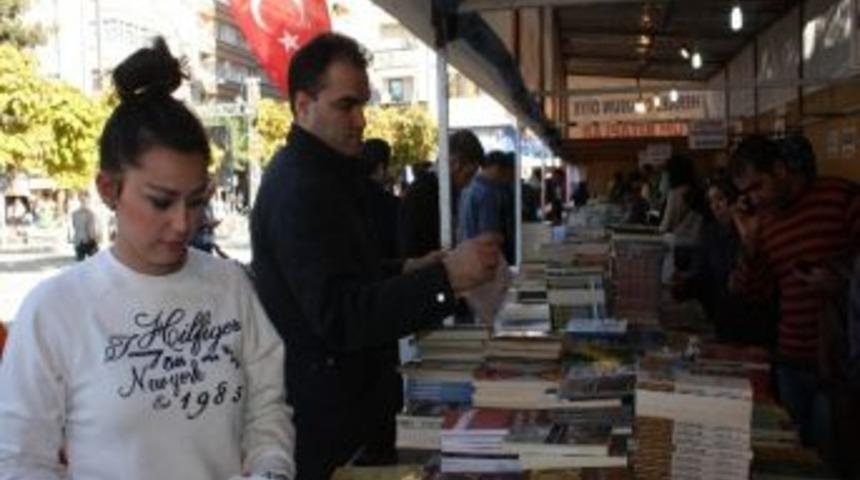 Elazığ'da Herkes Okusun Diye Kitaplar 2 Lira