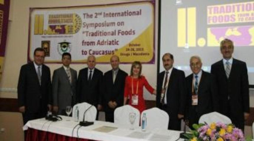 Ak&uuml; Rekt&ouml;r&uuml; Solak, Uluslararası Sempozyumu&rsquo;nda Oturum Başkanlığı Yaptı