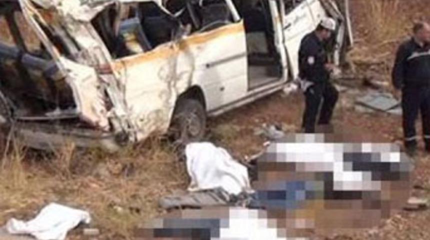 Şanlıurfa'da servis minib&uuml;s&uuml; takla attı: 6 &ouml;l&uuml;