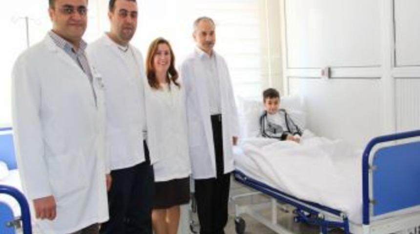 Bağırsakları G&ouml;ğ&uuml;s Kafesinde Olan &Ccedil;ocuk Ameliyetla Iyileştirildi
