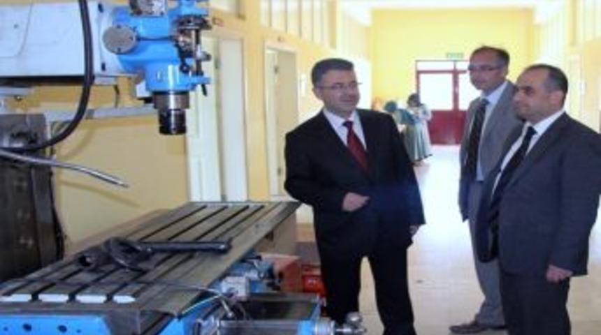 Gediz Kaymakamı Yılmaz, Meslek Y&uuml;ksekokulu'nu Ziyaret Etti