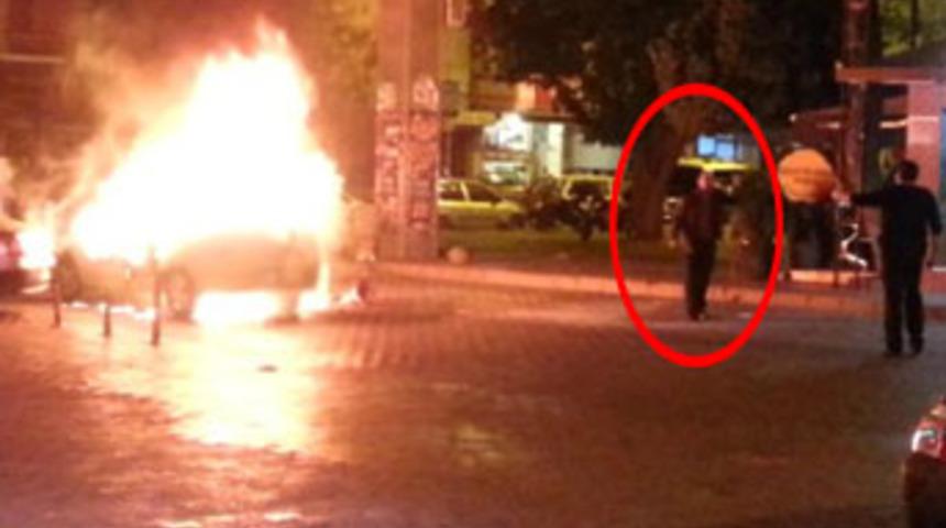 Taksiyi ateşe verdi, bı&ccedil;akla başında bekledi