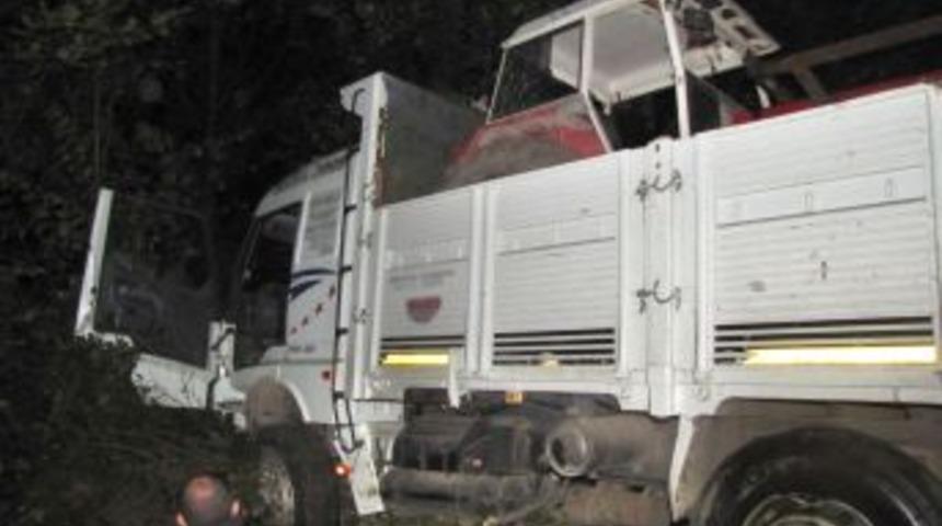 Otob&uuml;sle &Ccedil;arpışan Kamyon U&ccedil;uruma U&ccedil;tu