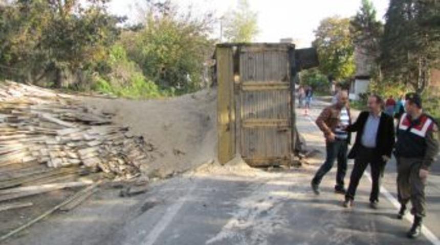 Seyir Halindeki Kamyonun Kasası Koptu