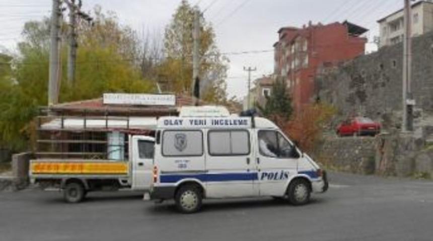 Boşandığı eşini bı&ccedil;aklayarak &ouml;ld&uuml;rd&uuml;