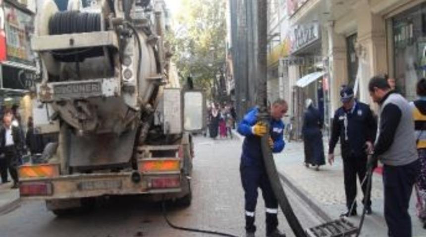 İzmit&rsquo;te Mazgallar Temizleniyor
