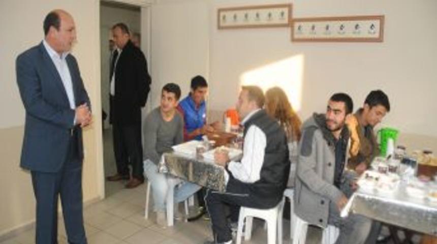 Belediyeden &Uuml;niversitelilere &Uuml;cretsiz Kahvaltı Ve Giysi Yıkama Hizmeti