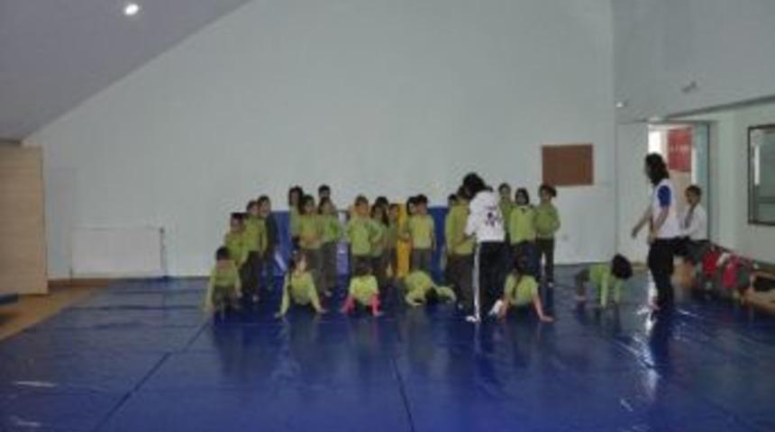 Bir Saatlerini Cimnastiğe Ayırıyorlar