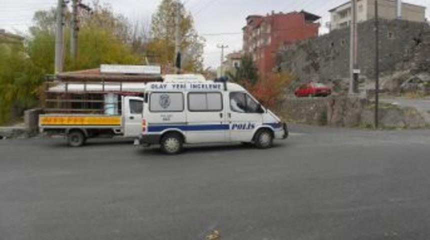 Eski Eşini Bı&ccedil;aklayarak &Ouml;ld&uuml;rd&uuml;