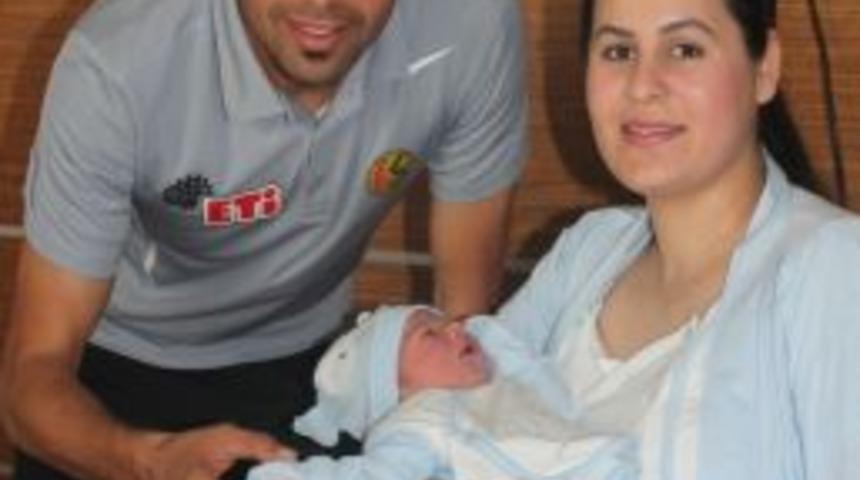 Eskişehirsporlu H&uuml;rriyet Ikinci Kez Baba Oldu