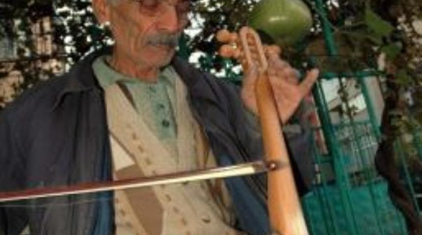 (&ouml;zel Haber) Emekli &Ouml;ğretmenin Kabak Kemane Merakı