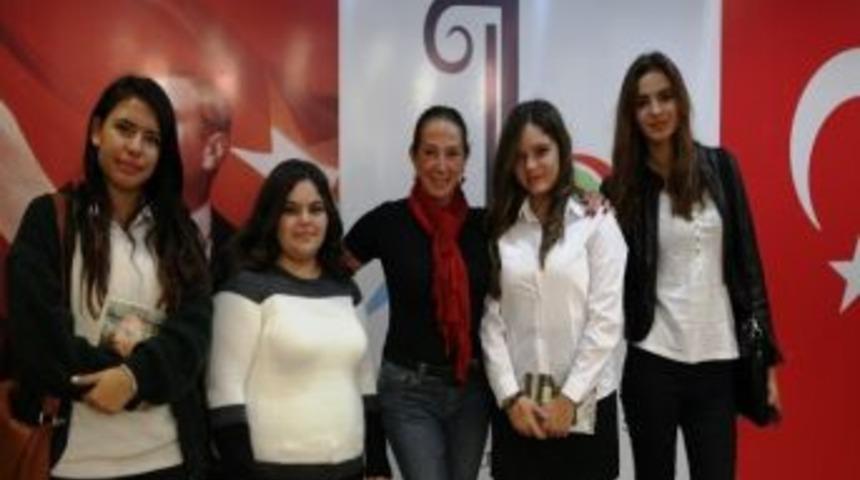 Bezmen Bayraklı'da Okurlarıyla Buluştu