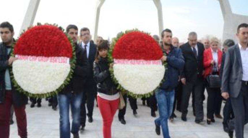 CHP Heyeti, B&uuml;lent Ecevit&rsquo;i Kabri Başında Andı