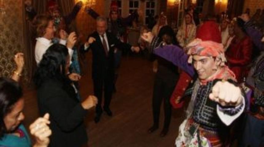 Afrikalılar İe&uuml;'de Zeybek Oynadı