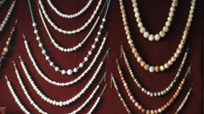 L&uuml;letaşına Kadın Eli Değince