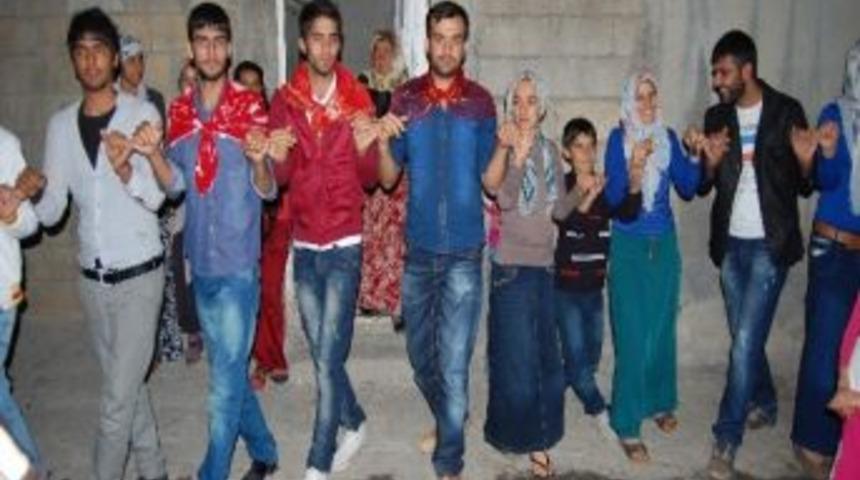 Halaylar Eşliğinde Askere Gidiyorlar