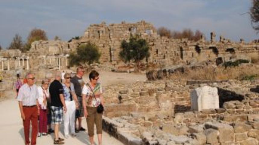 Avrupalı Turistler &Ouml;m&uuml;rlerinin Son Baharını Antik Mekanları Gezerek Ge&ccedil;iriyor