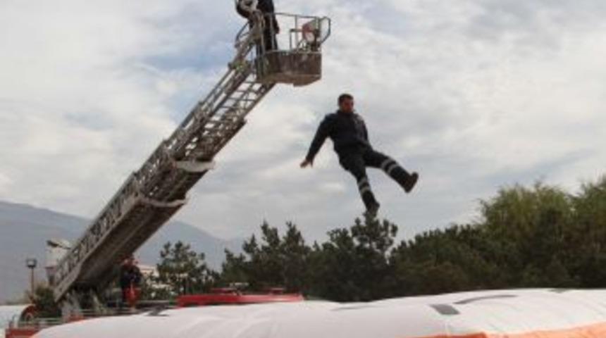 İtfaiye Personeli Atlama Yastığını Test Etti