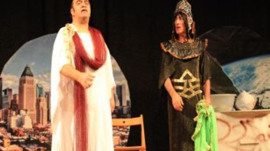 Yal&ccedil;ın &Ouml;zden Tiyatrosu Batman &Uuml;niversitesi'nden Oyun Sahneledi