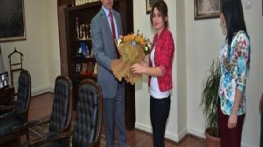 &Ccedil;anakkale Gezisine Katılan &Ouml;ğrencilerden Kars Emniyet M&uuml;d&uuml;r&uuml;ne Ziyaret