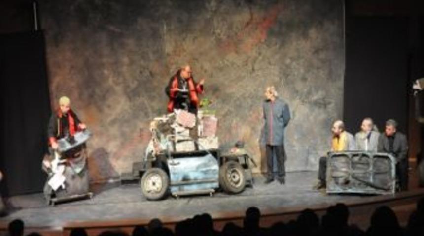 &ldquo;s&ouml;z Meclisten İ&ccedil;eri&rdquo; Adlı Oyun D&uuml;zce&rsquo;de Sahnelendi