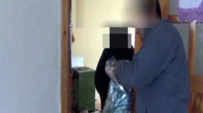 Babaya Gözaltı, Çocuğuna Oyuncak